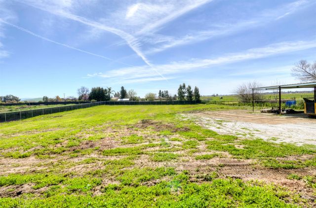 13209 E Falcon Meadow Lane, Clovis, CA 93619