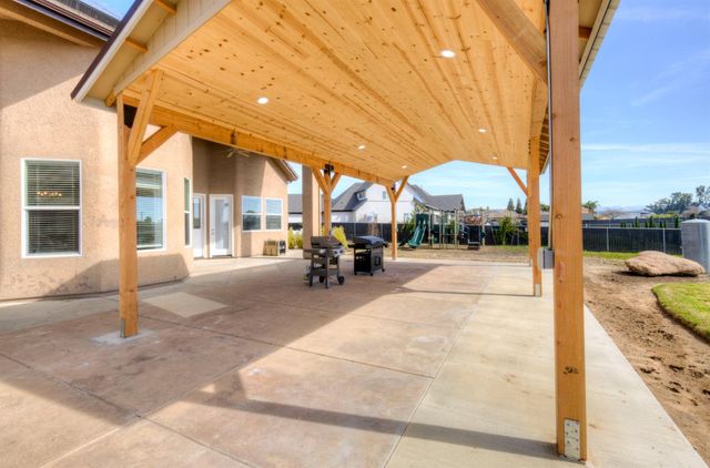 13209 E Falcon Meadow Lane, Clovis, CA 93619