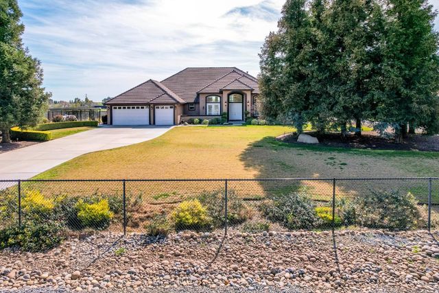 13209 E Falcon Meadow Lane, Clovis, CA 93619