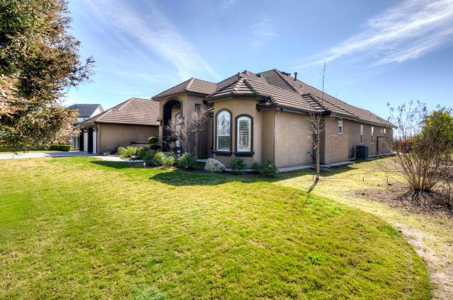 13209 E Falcon Meadow Lane, Clovis, CA 93619