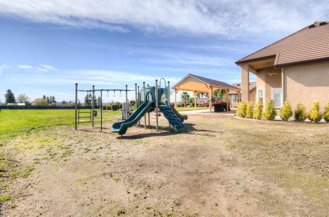 13209 E Falcon Meadow Lane, Clovis, CA 93619