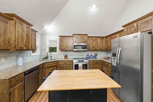 8204 NW 74th Street, Kansas City, MO 64152