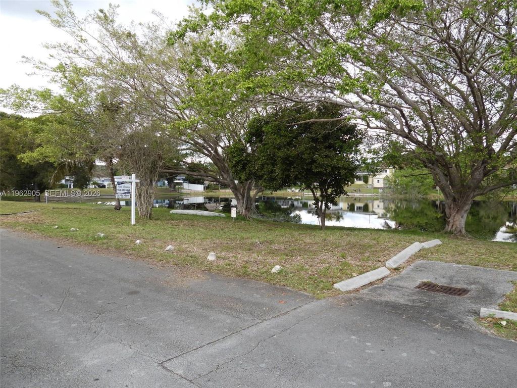 1040 NW 149th St, Miami, FL 33168