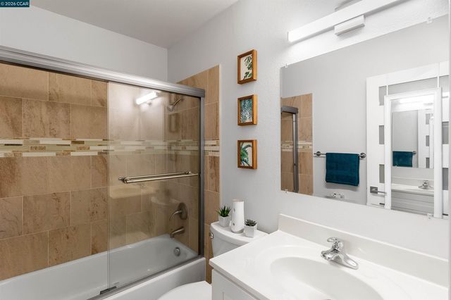 1 Embarcadero W 164, Oakland, CA 94607