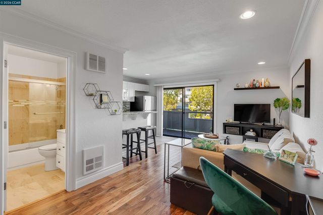 1 Embarcadero W 164, Oakland, CA 94607