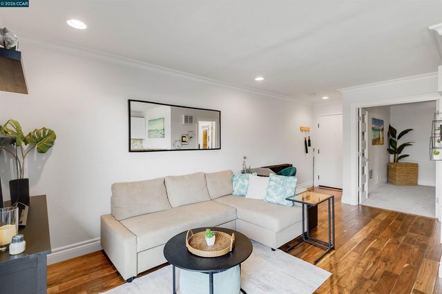 1 Embarcadero W 164, Oakland, CA 94607