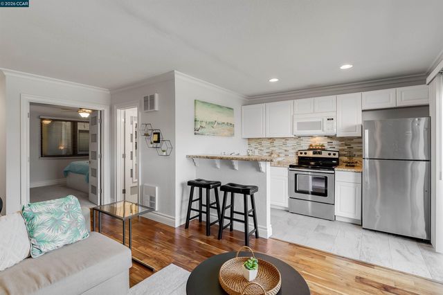 1 Embarcadero W 164, Oakland, CA 94607