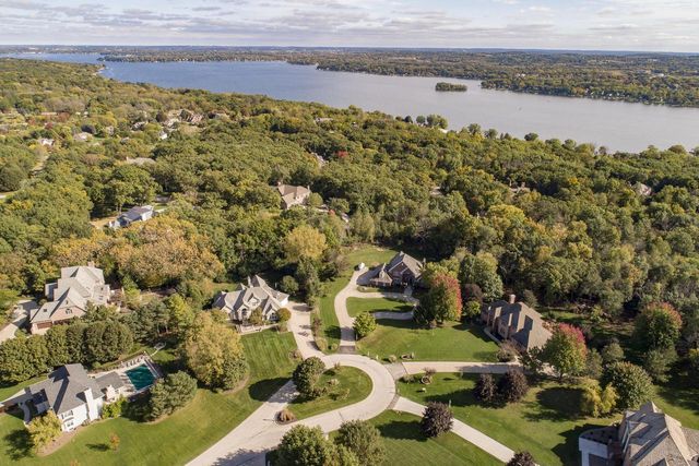 W305N2808 Foxwood COURT, Pewaukee, WI 53072