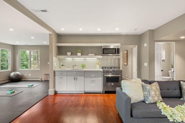 15 Cross Highway, Westport, CT 06880