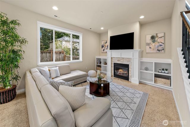 1528 211th Place NE, Sammamish, WA 98074