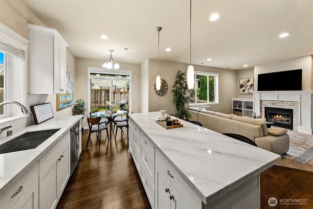 1528 211th Place NE, Sammamish, WA 98074