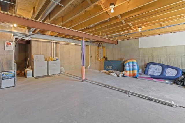 1423 E Longneedle LANE, Elkhorn, WI 53121