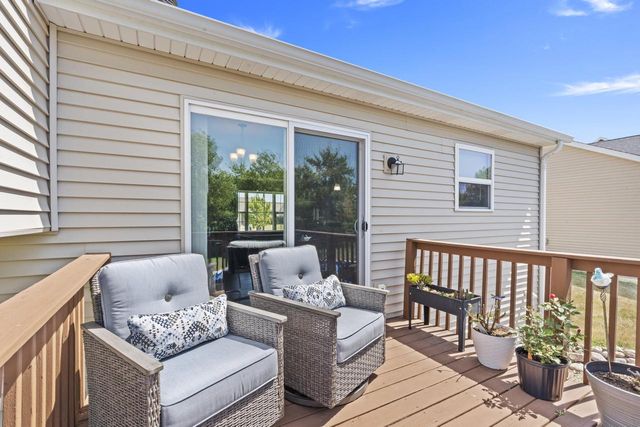 1423 E Longneedle LANE, Elkhorn, WI 53121