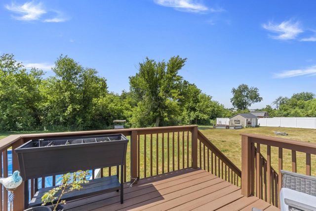 1423 E Longneedle LANE, Elkhorn, WI 53121