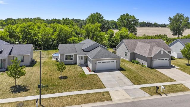 1423 E Longneedle LANE, Elkhorn, WI 53121