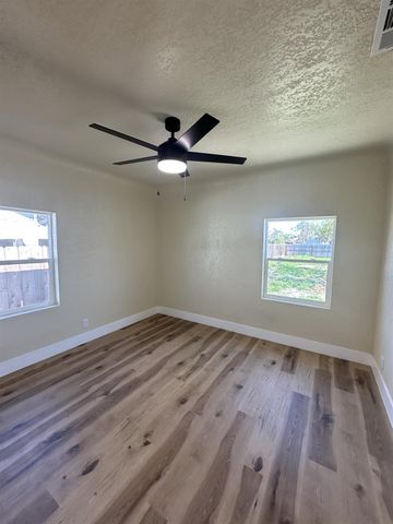 428 Greenwood Avenue, Sanger, CA 93657