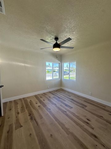 428 Greenwood Avenue, Sanger, CA 93657