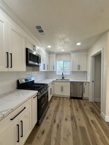 428 Greenwood Avenue, Sanger, CA 93657