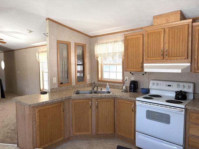 64 County Road, Springfield, VT 05150