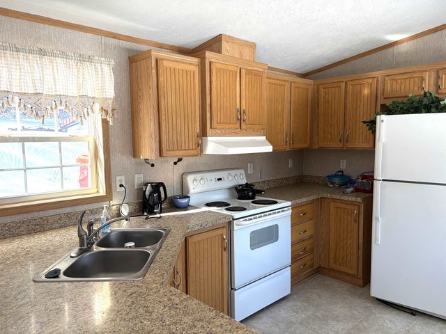 64 County Road, Springfield, VT 05150