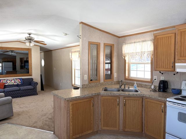 64 County Road, Springfield, VT 05150