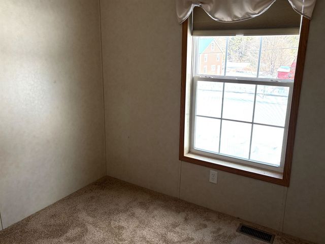 64 County Road, Springfield, VT 05150