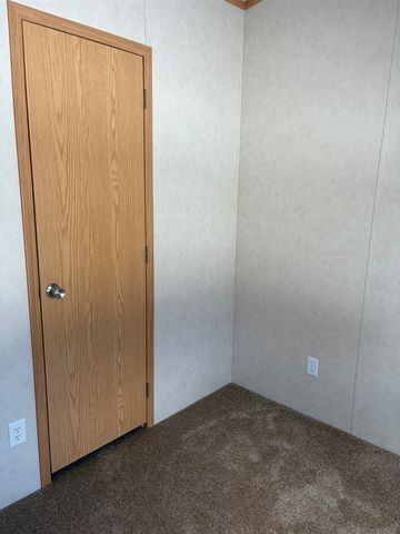 64 County Road, Springfield, VT 05150