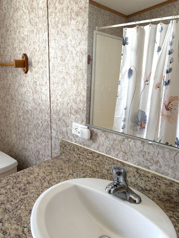 64 County Road, Springfield, VT 05150