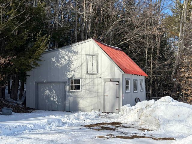 64 County Road, Springfield, VT 05150
