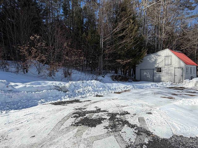 64 County Road, Springfield, VT 05150