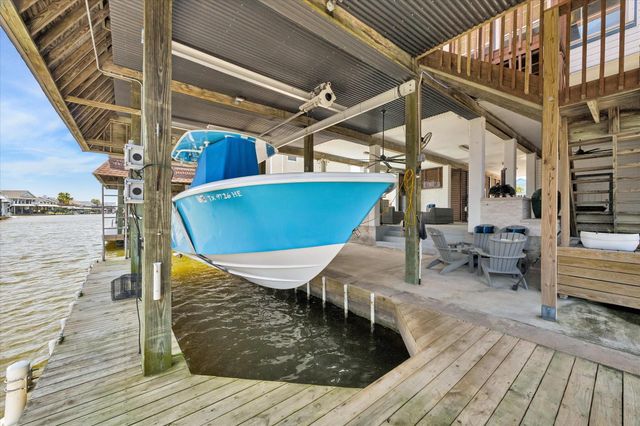 506 Westerly Drive, Tiki Island, TX 77554