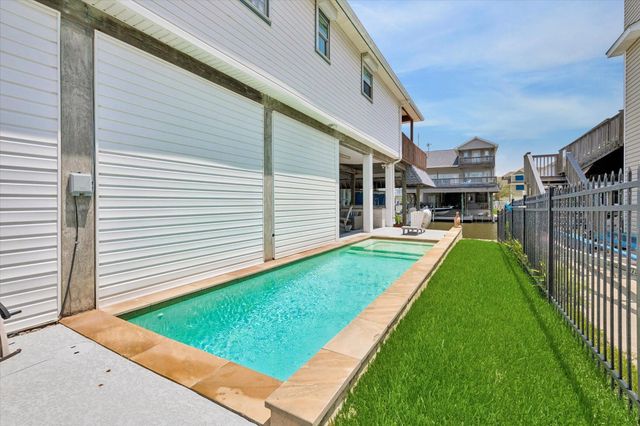 506 Westerly Drive, Tiki Island, TX 77554