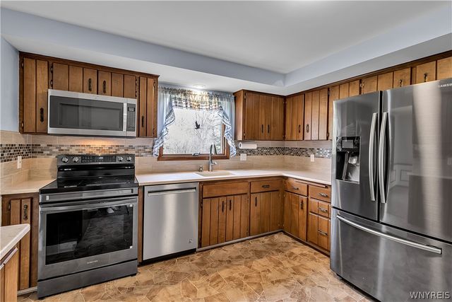 72 October Lane, Amherst, NY 14228