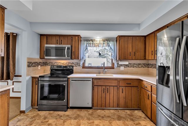 72 October Lane, Amherst, NY 14228