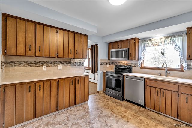 72 October Lane, Amherst, NY 14228
