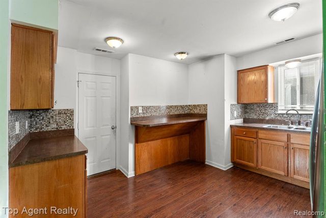 24297 Dale Avenue, Eastpointe, MI 48021