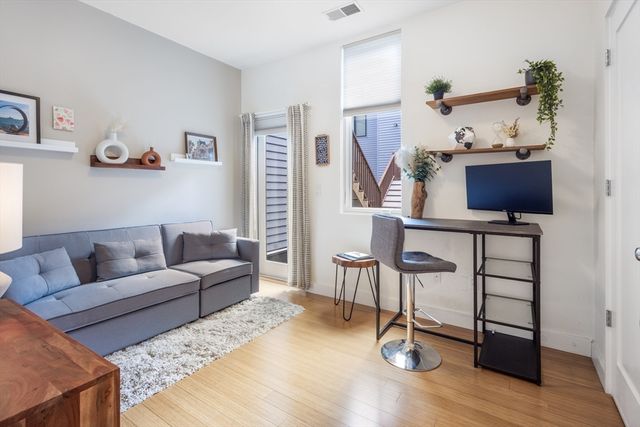 210 Bolton St. 6, Boston, MA 02127