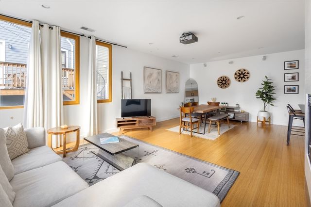 210 Bolton St. 6, Boston, MA 02127