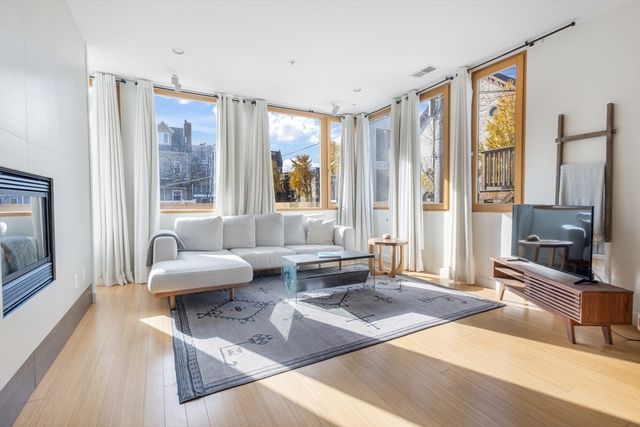 210 Bolton St. 6, Boston, MA 02127