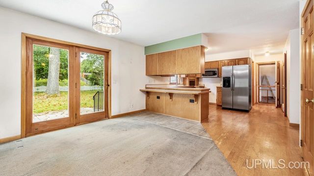 1620 Lake Shore Drive, Gladstone, MI 49837