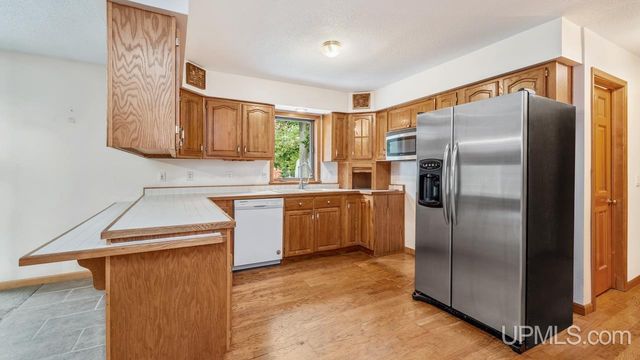 1620 Lake Shore Drive, Gladstone, MI 49837