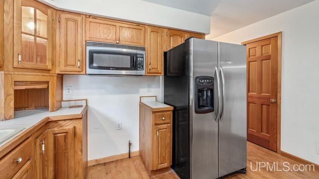 1620 Lake Shore Drive, Gladstone, MI 49837