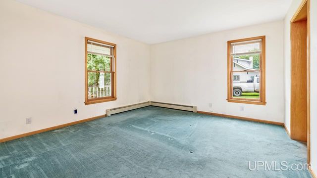 1620 Lake Shore Drive, Gladstone, MI 49837