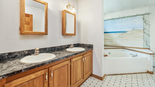 1620 Lake Shore Drive, Gladstone, MI 49837