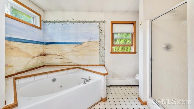 1620 Lake Shore Drive, Gladstone, MI 49837