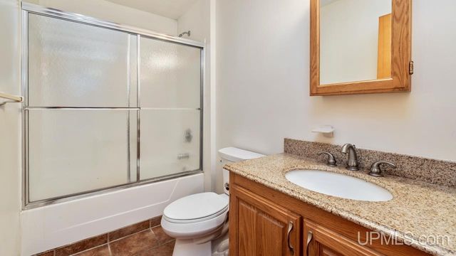 1620 Lake Shore Drive, Gladstone, MI 49837