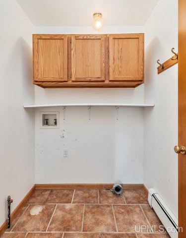 1620 Lake Shore Drive, Gladstone, MI 49837