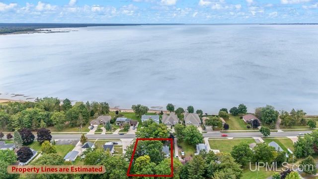 1620 Lake Shore Drive, Gladstone, MI 49837