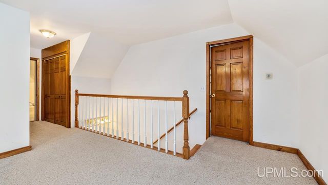 1620 Lake Shore Drive, Gladstone, MI 49837