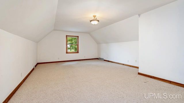 1620 Lake Shore Drive, Gladstone, MI 49837